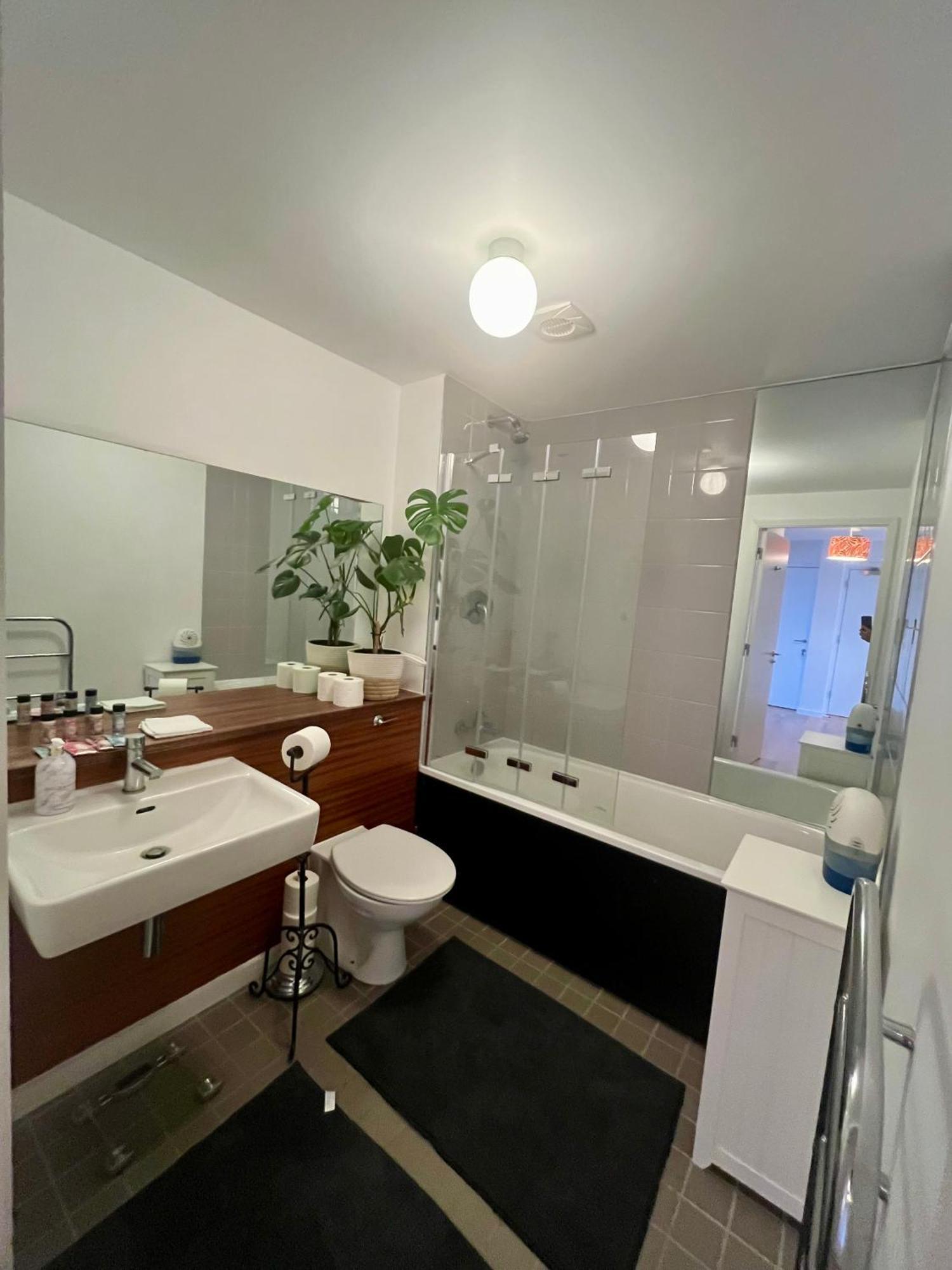 The Room King Size Bed And Private Bathroom Dublin Exterior photo